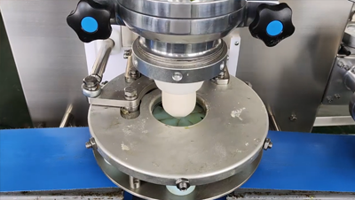 ماكينة حشو المعجنات لأحد مصانع الأغذية في فيتنام